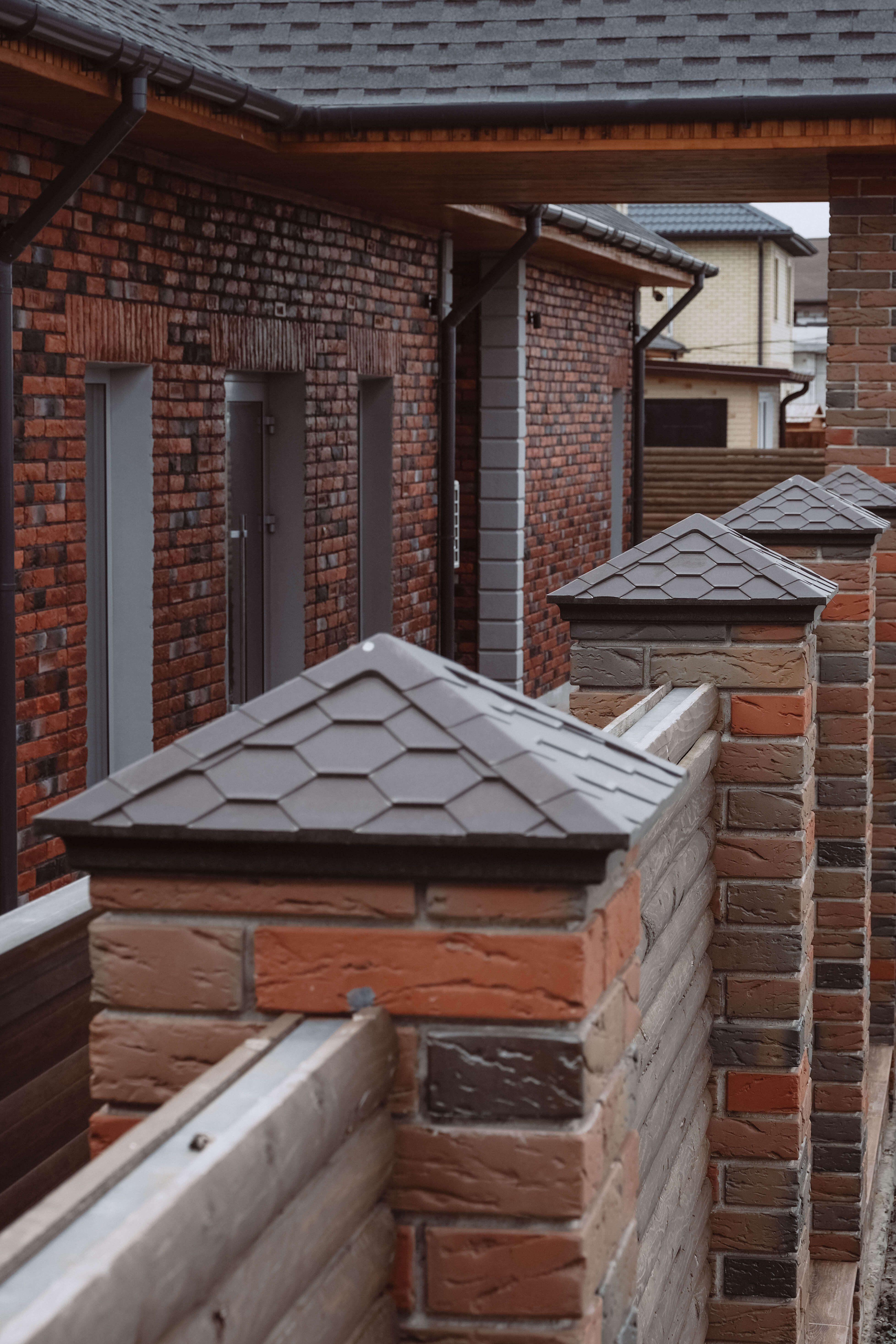 Колпак Zking Эверест Коричневый на столб 1.5х1.5 кирпича (390х390мм) в Норильске фото